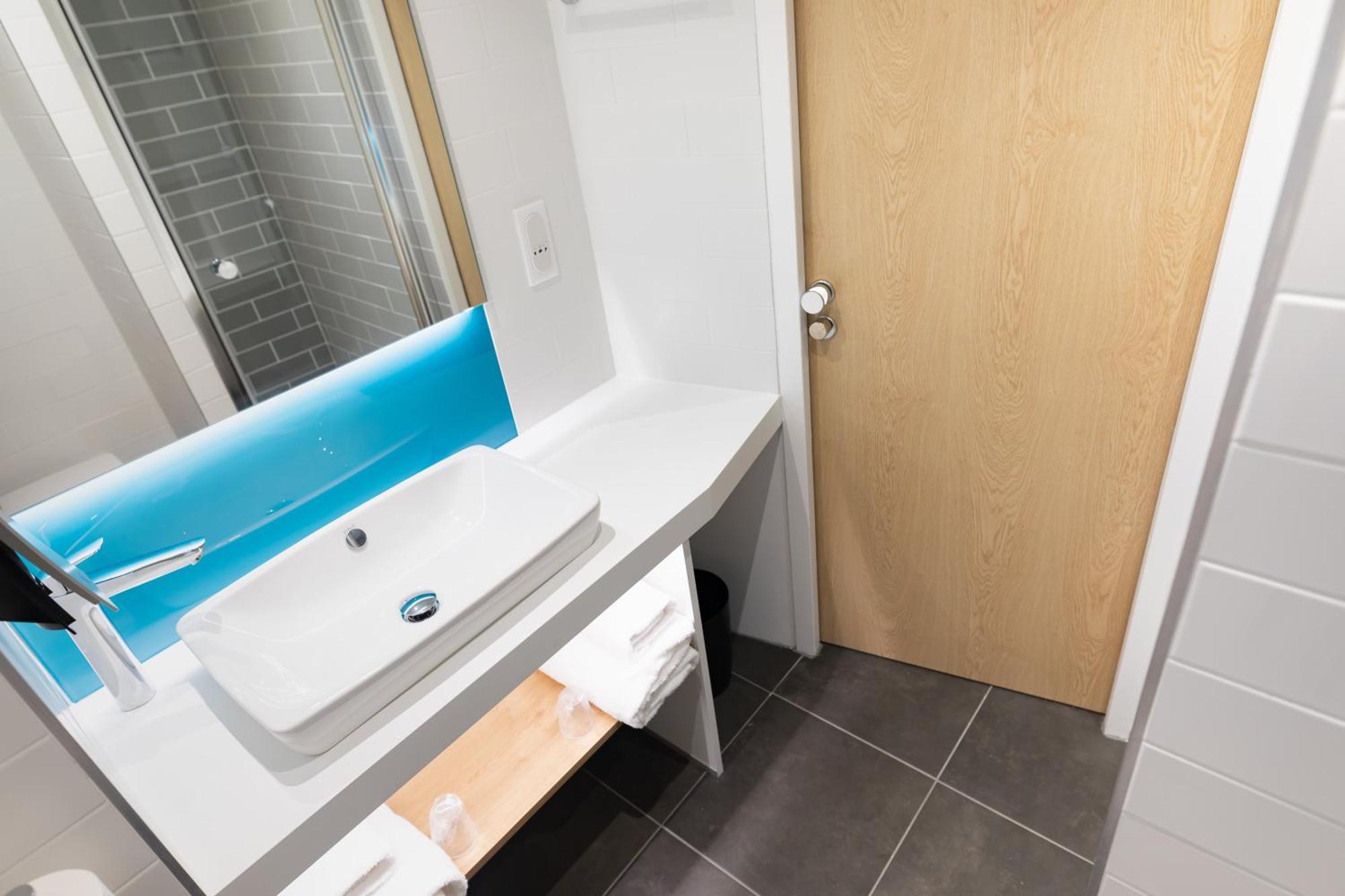 Standard Twin Room with Two Single Beds - Mid Floor,1279335874:JPEG
