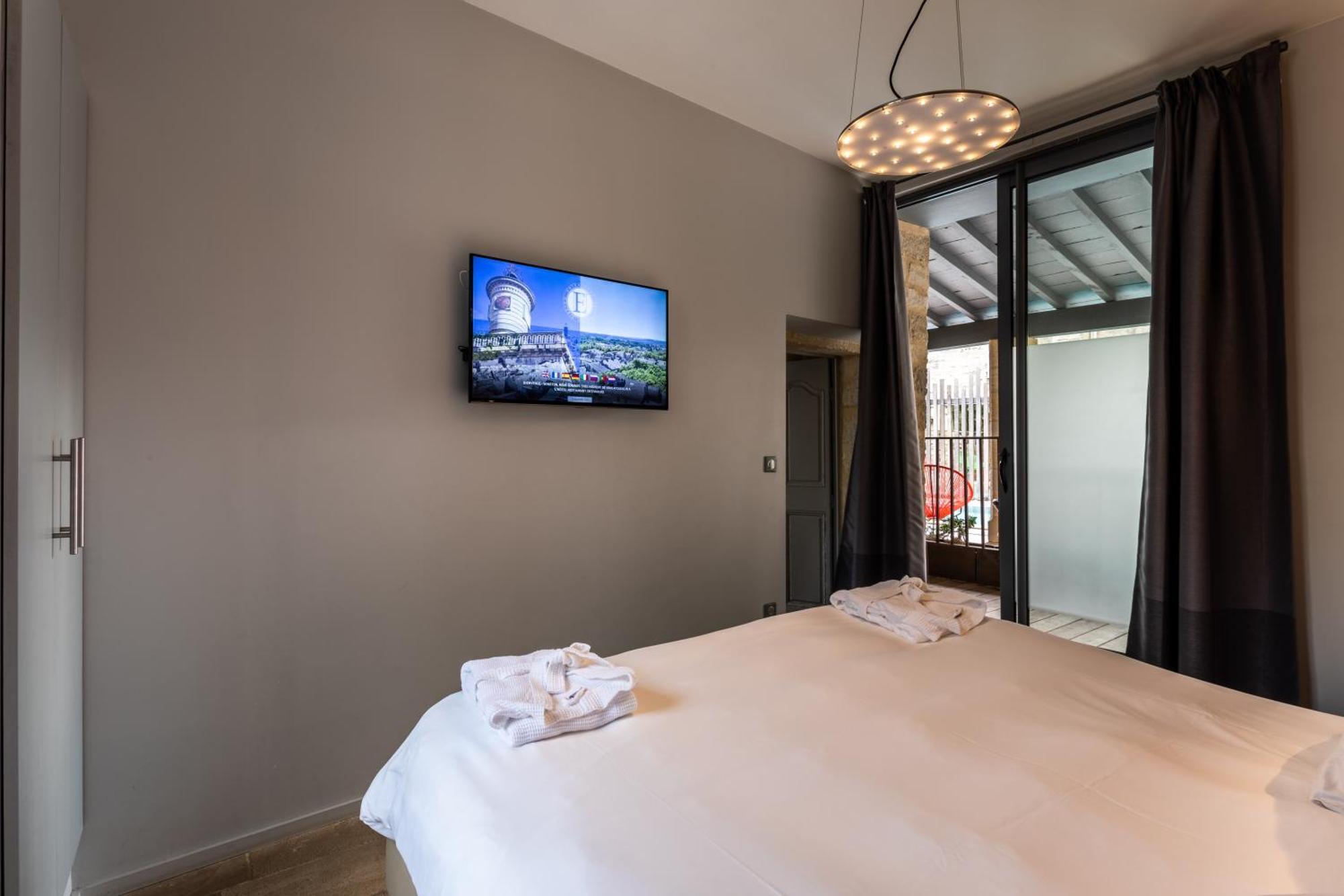 Suite Familiale Deluxe avec Terrasse Côté Piscine