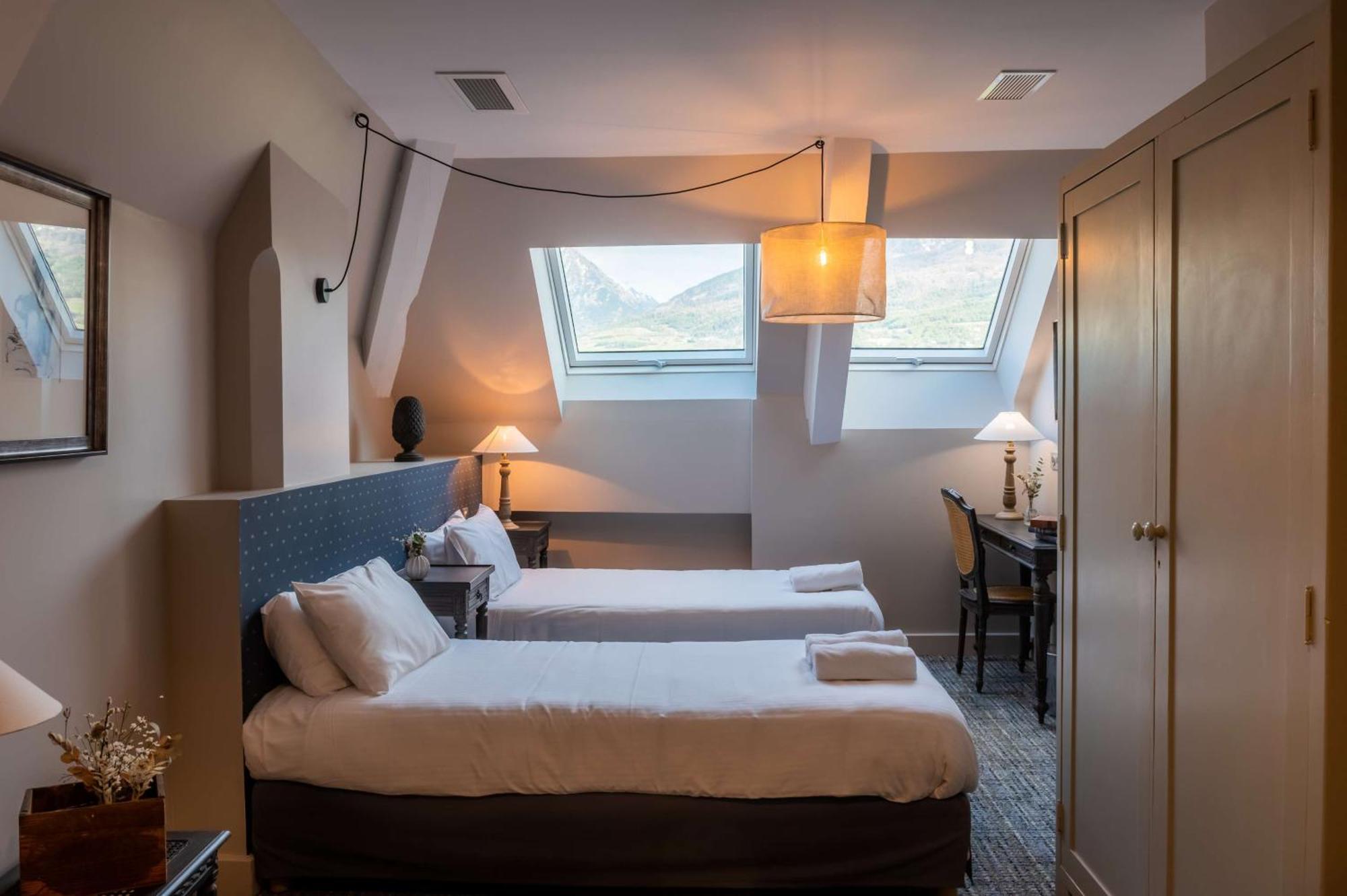 Family Queen Room Two Single Beds