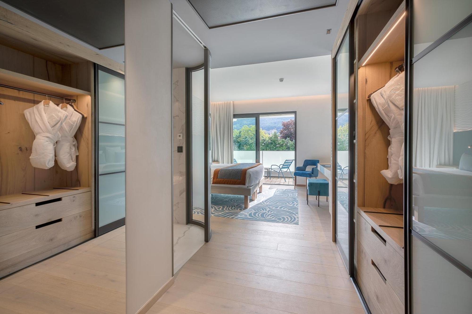 Prestige Room balcony Lakeside spa access