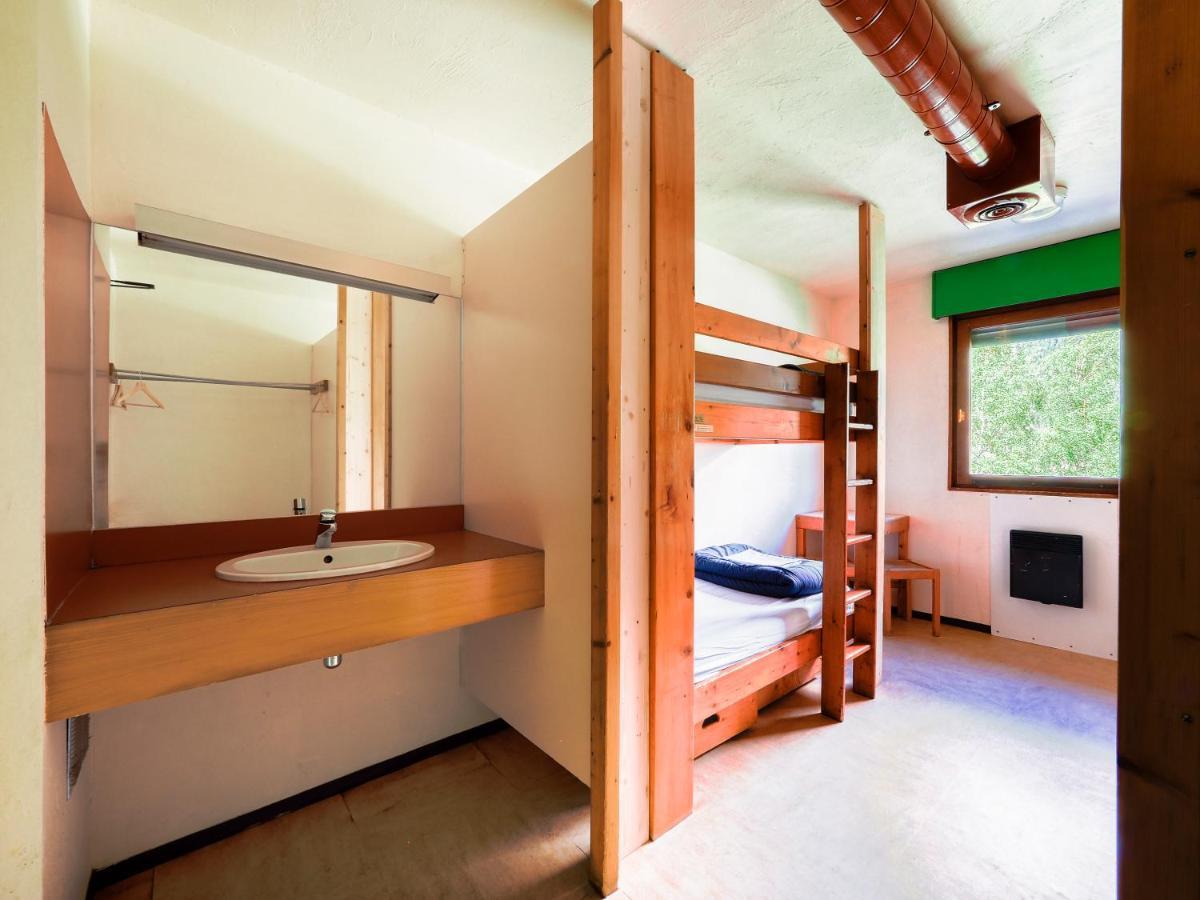 Twin Room Ensuite Shower – Shared Toilets