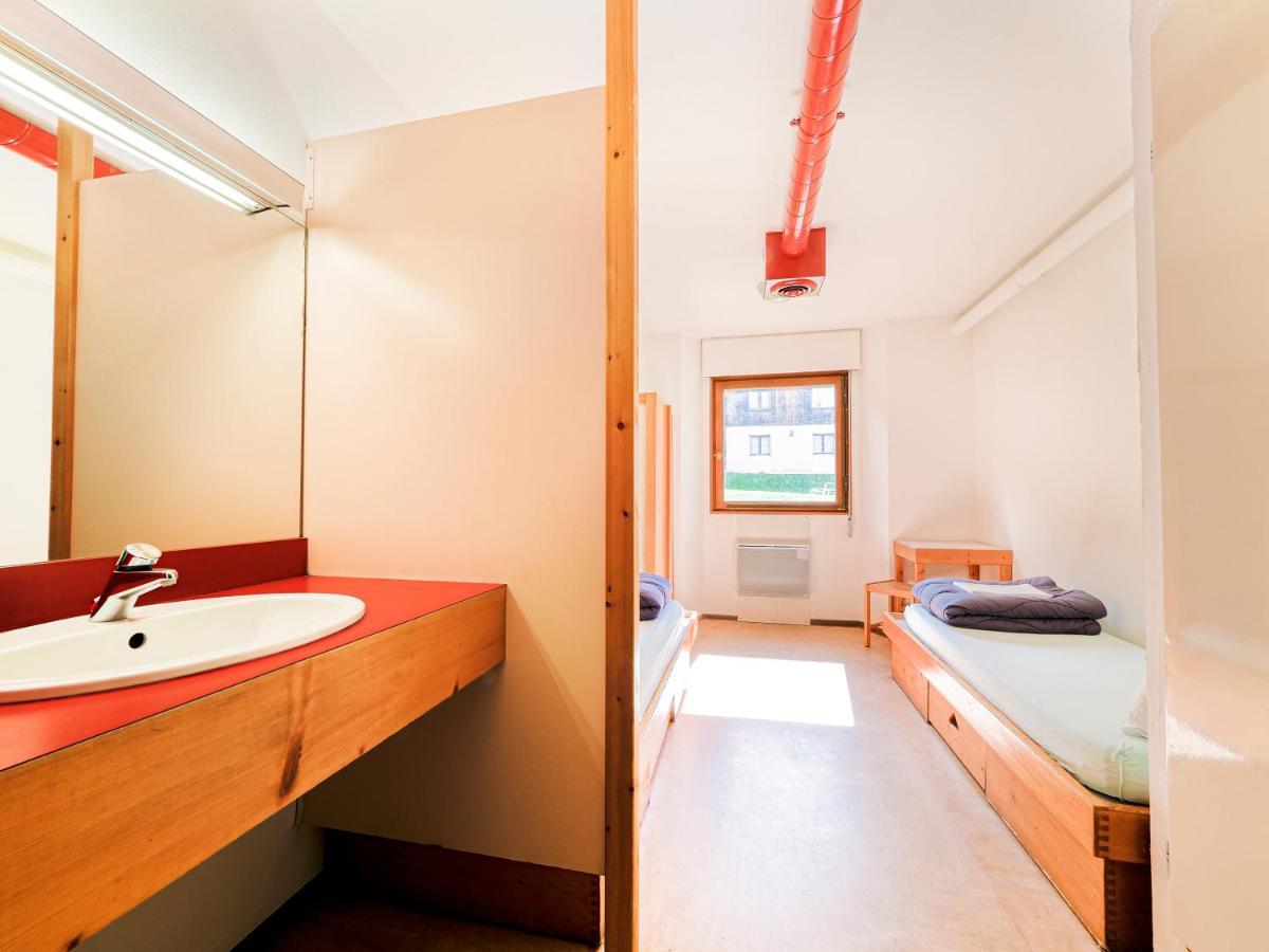 Twin Room Ensuite Shower – Shared Toilets
