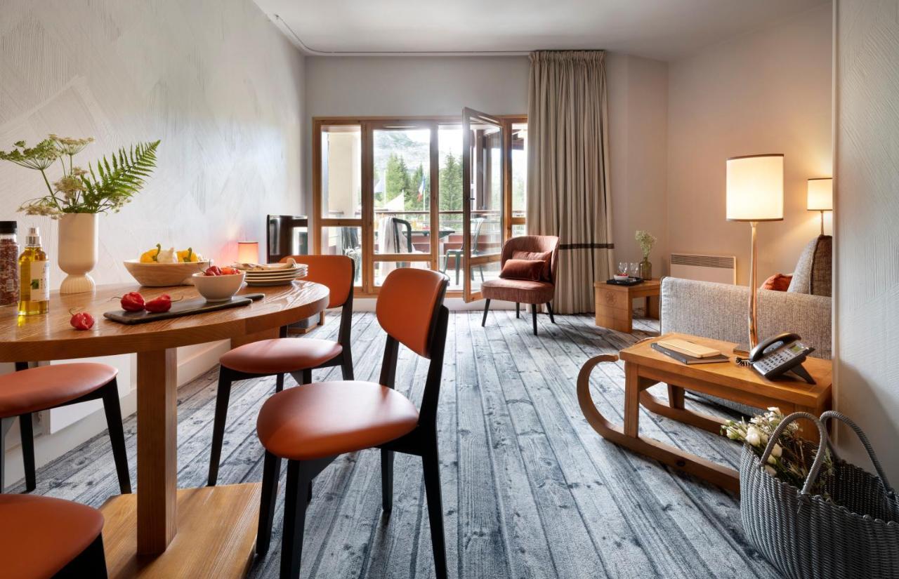 One-Bedroom Apartment Balcony Mountain View