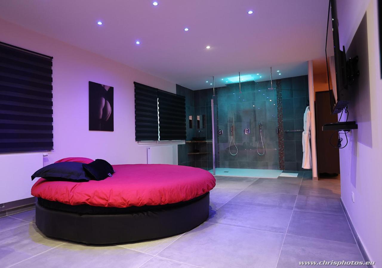 Zimmer mit Kingsize-Bett und Whirlpool
