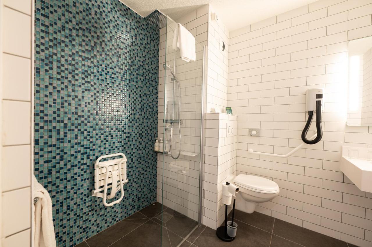 Standard Queen Room Accessible