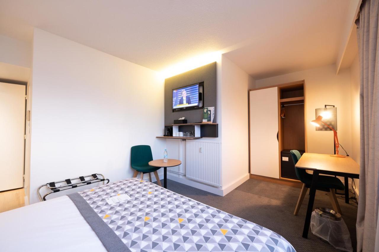 Standard Queen Room Accessible