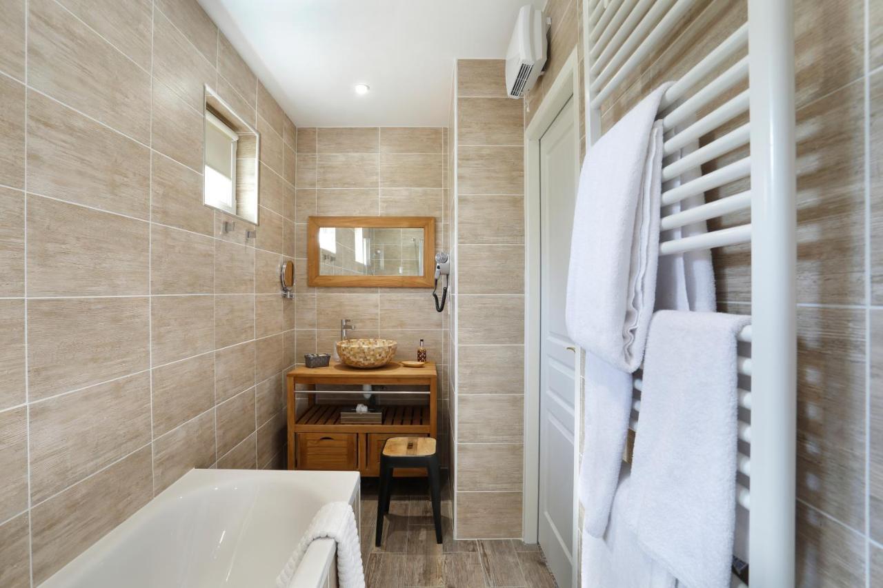 Double Room Signature