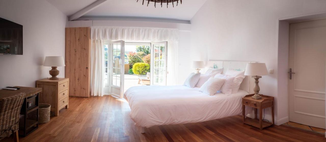 Deluxe Room (2 Adults + 1 Child),1358774507:JPEG