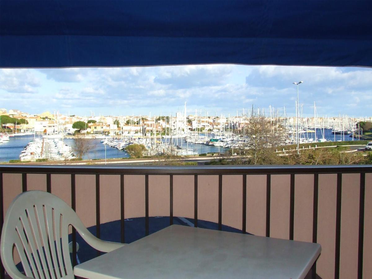 Chambre vue port terrasse et climatisation