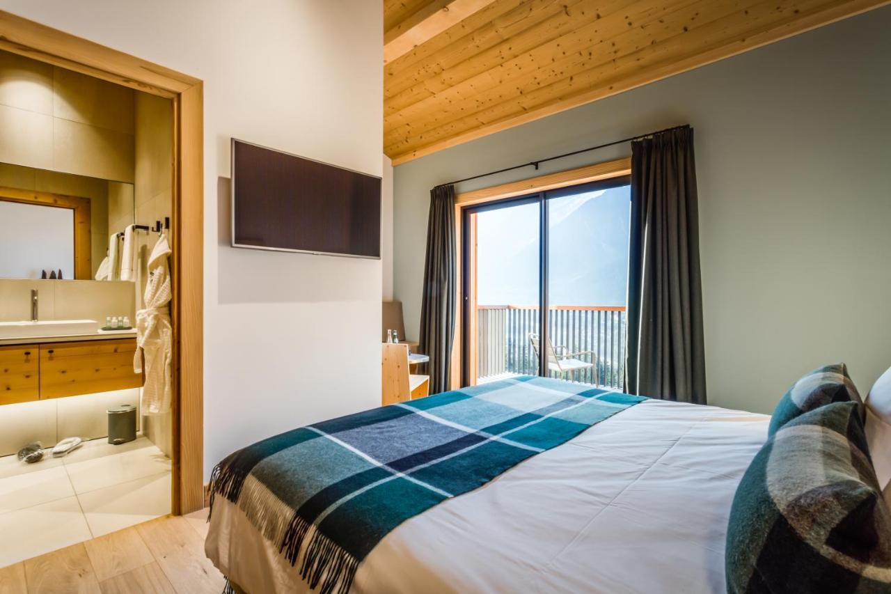 Deluxe Double Room Shower