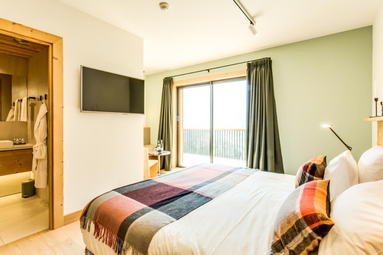 Deluxe Double Room Shower