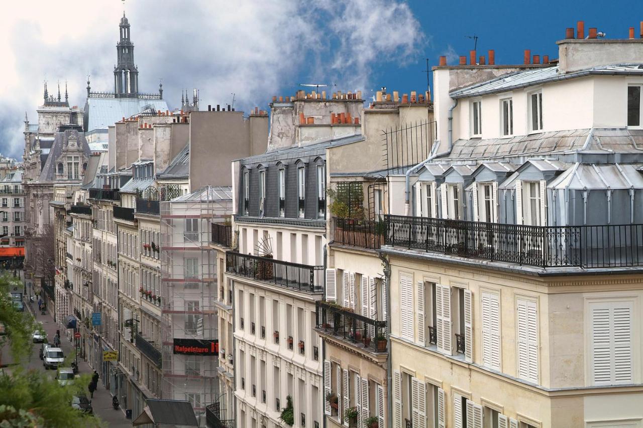 Superior double or twin street view or courtyard