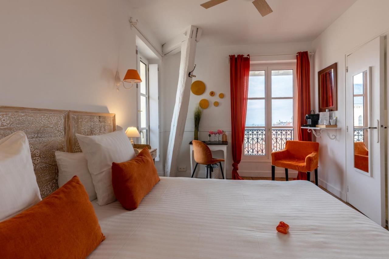 Doppel-/Zweibettzimmer mit seitlichem Meerblick
