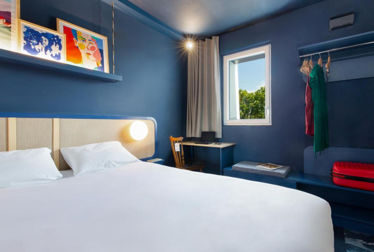Pop Room with One Double Bed
