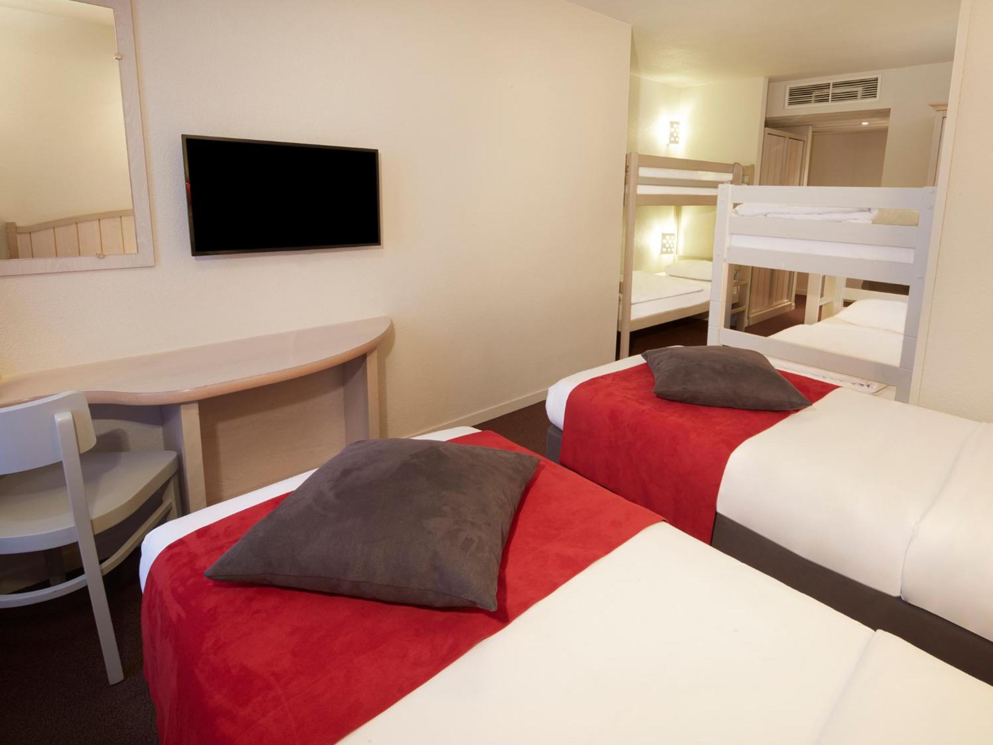 Standard Room 2 Single Beds 4 Bunk Beds