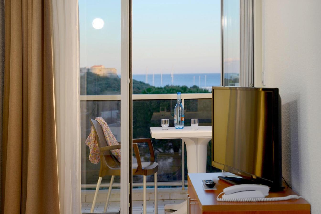 Studio Apartment Sea View,1379058008:JPEG