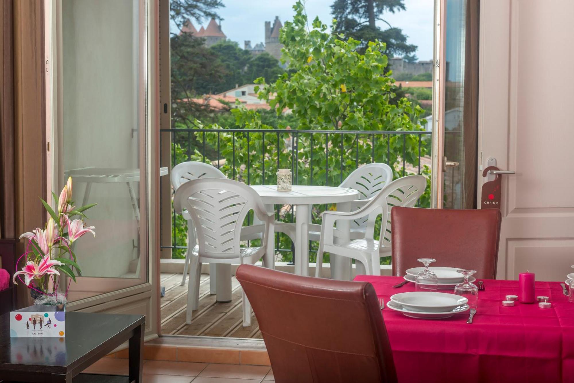 Comfort Apartment kitchenette balcony