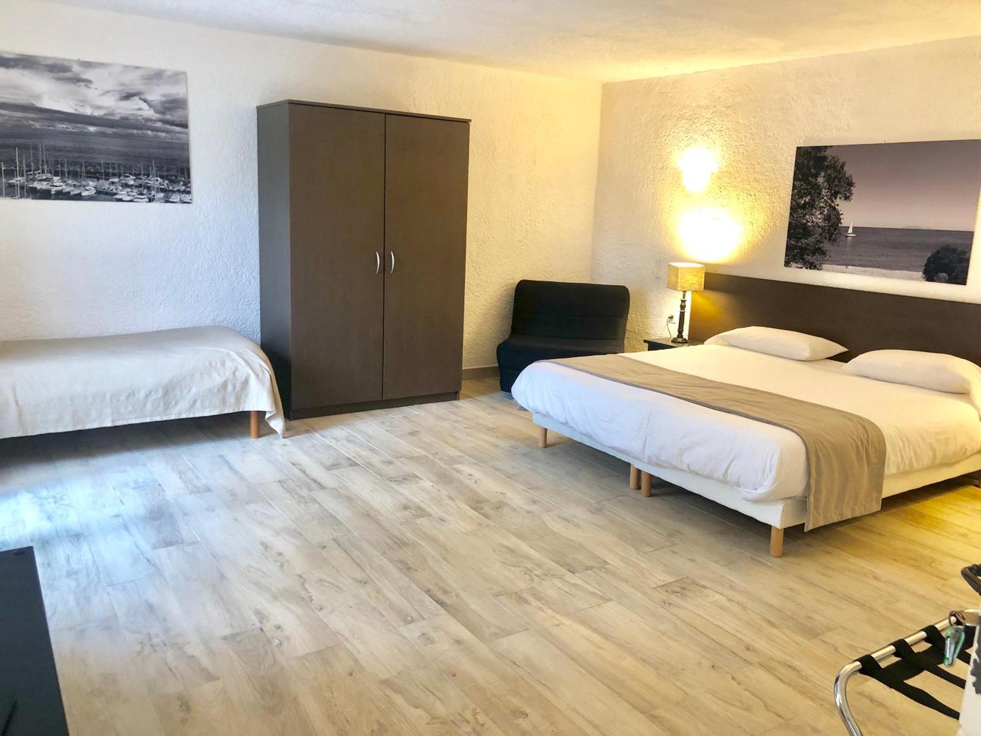 King Room with Roll-In Shower - Disability Access