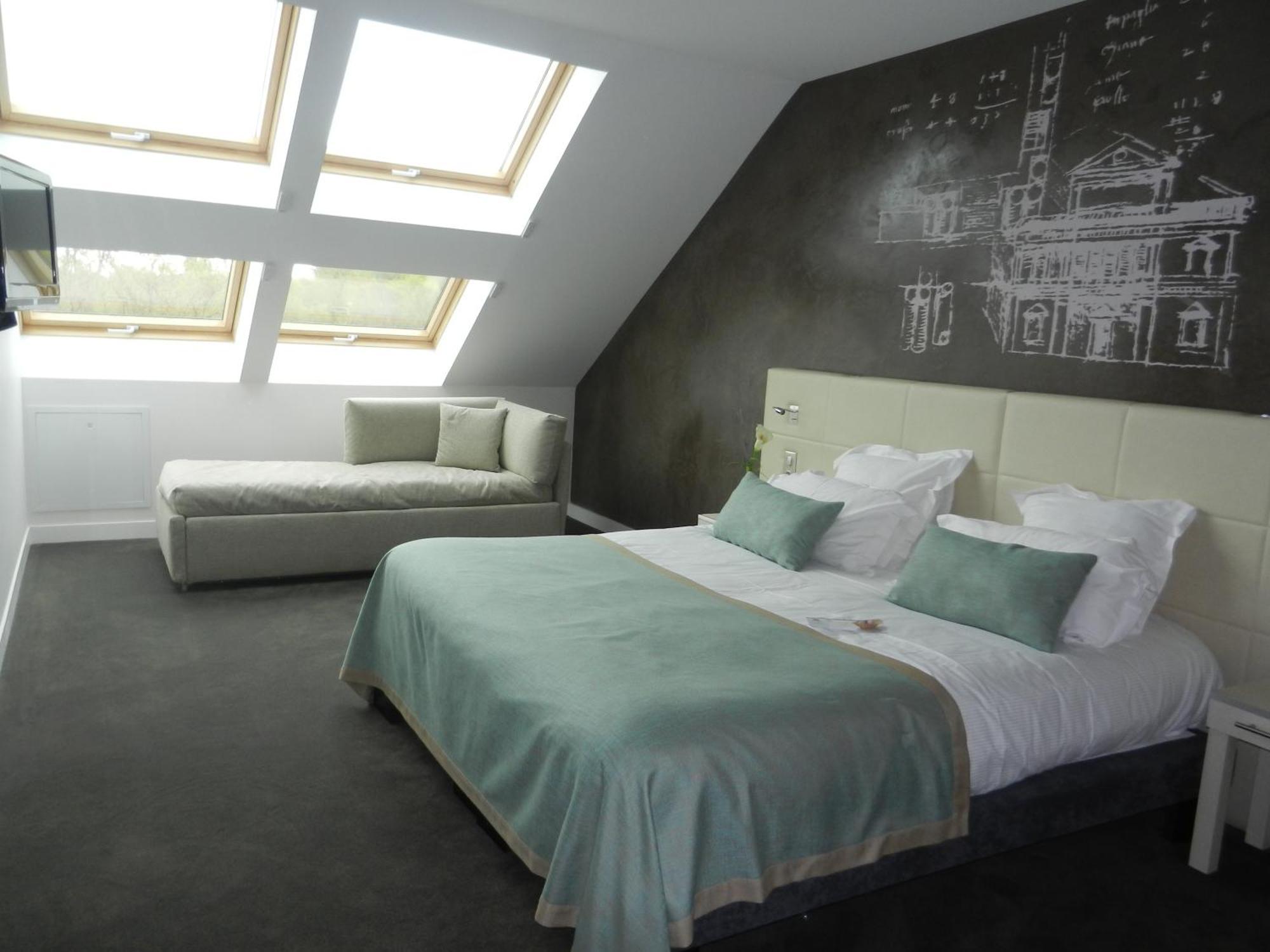 Junior Suite 1 King 2 Single Beds River Side
