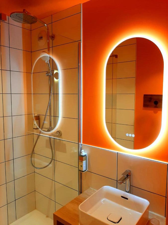 Chambre Standard avec 1 Lit Double et 2 Lits Simples