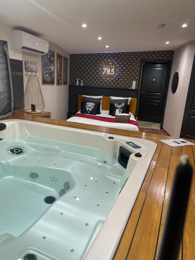 Habitación con cama extragrande y bañera de hidromasaje