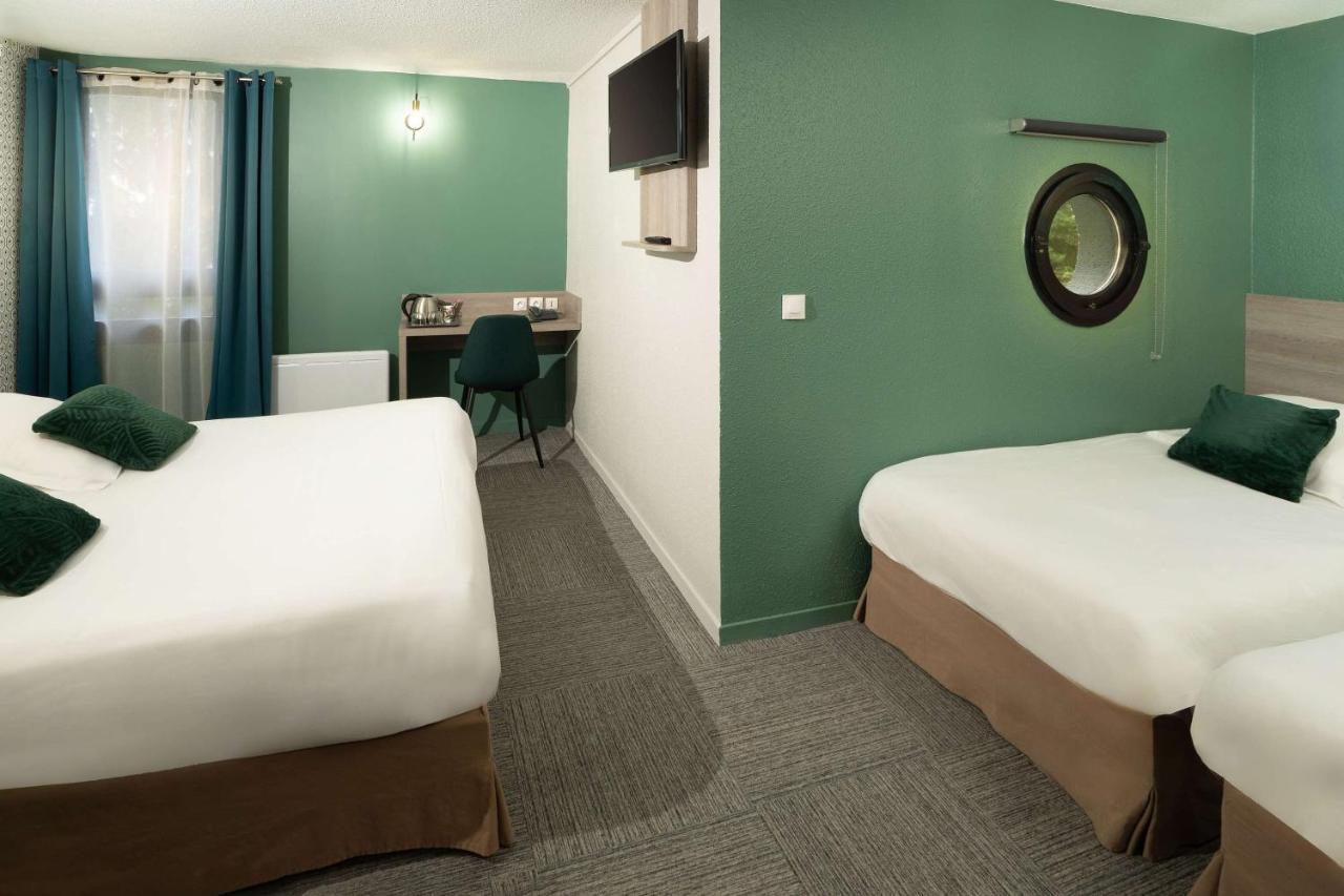 Family Room One Queen Bed Two Single Beds Non-Smoking