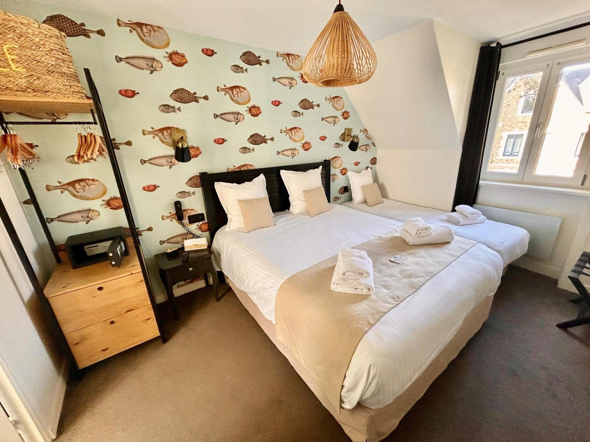 Dreibettzimmer mit Blick auf den Innenhof