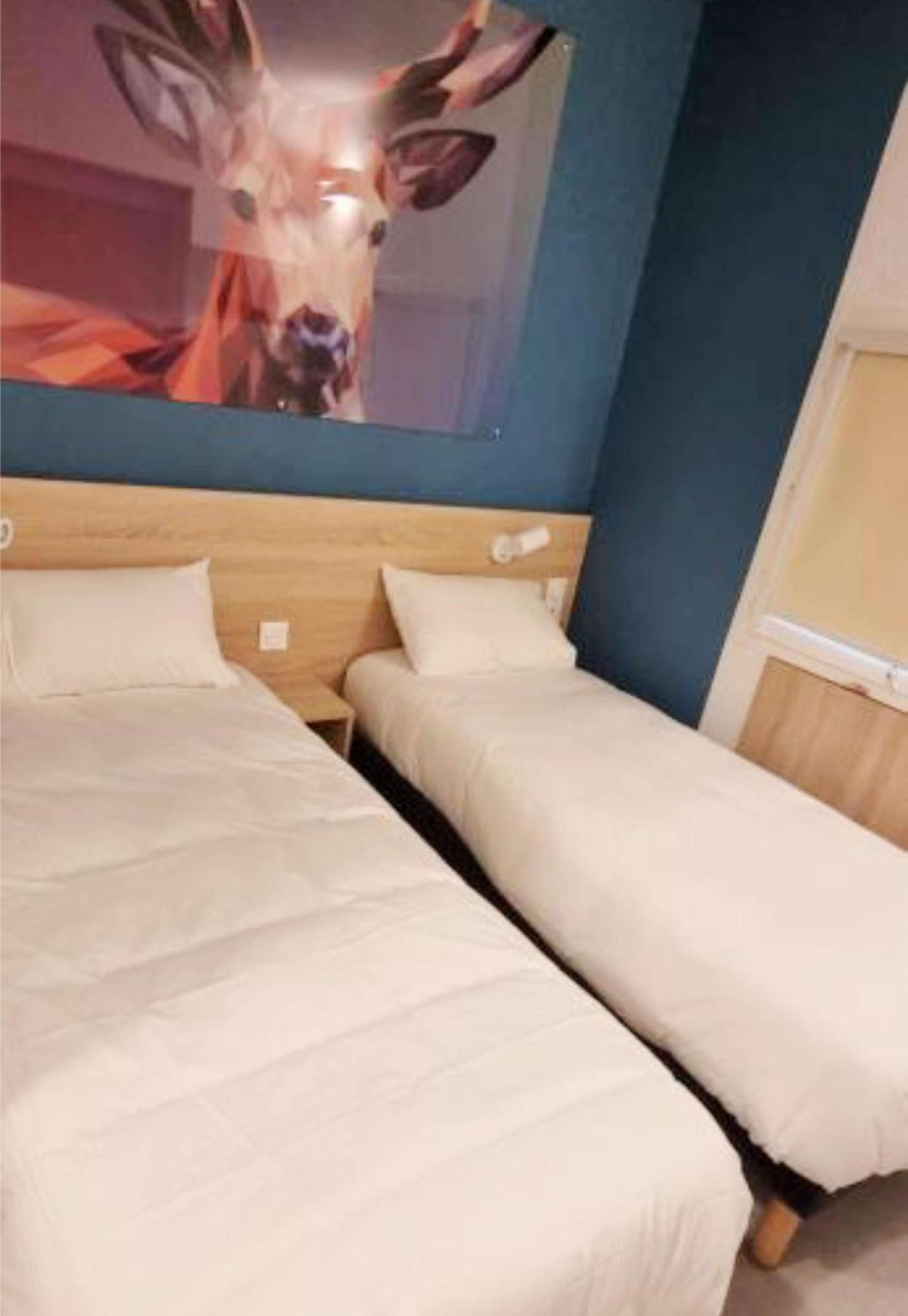 Twin Room 2 Simple Beds Wifi Air-Co Shower