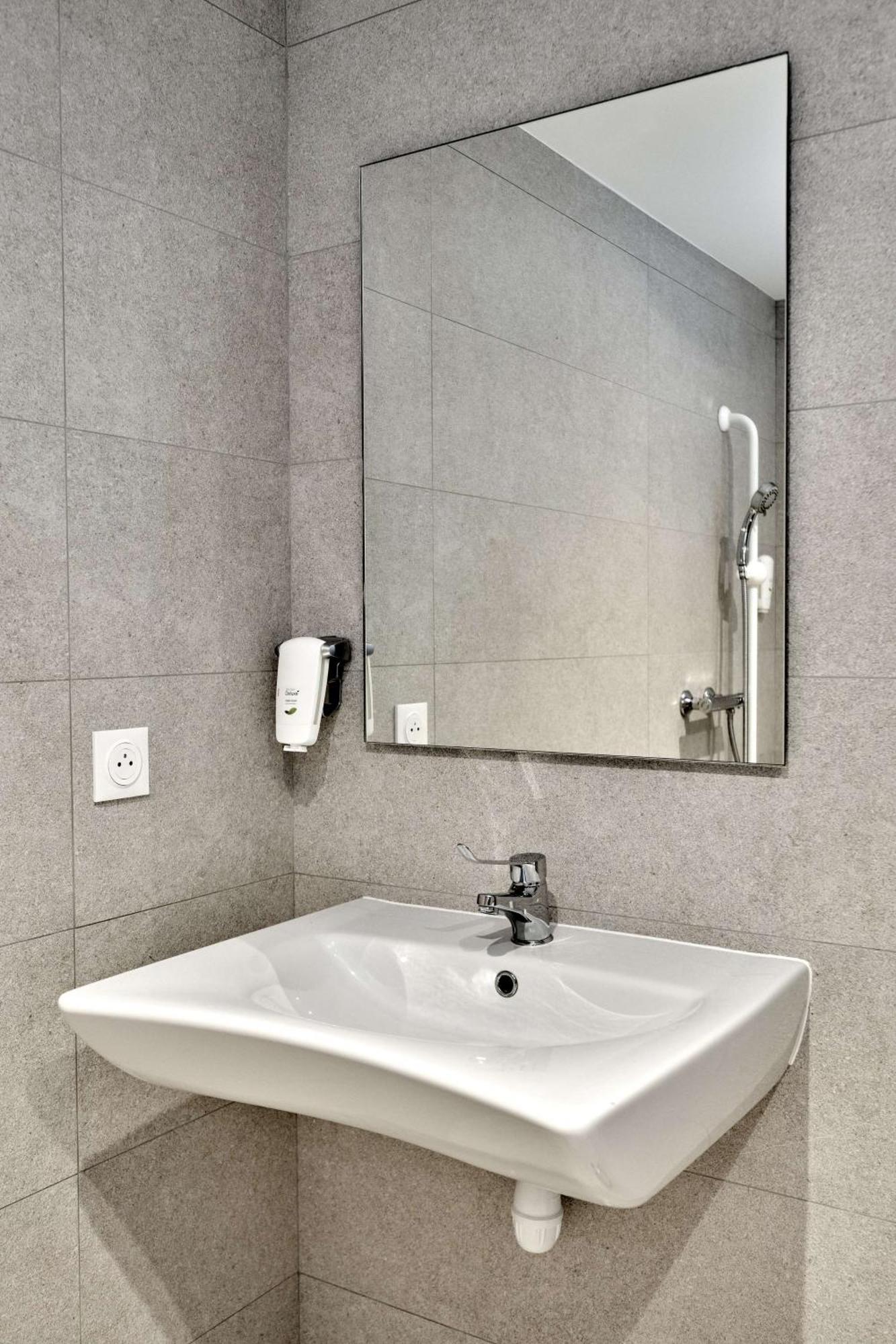 Standard Room 1 Double Bed Wifi Air-Co Shower