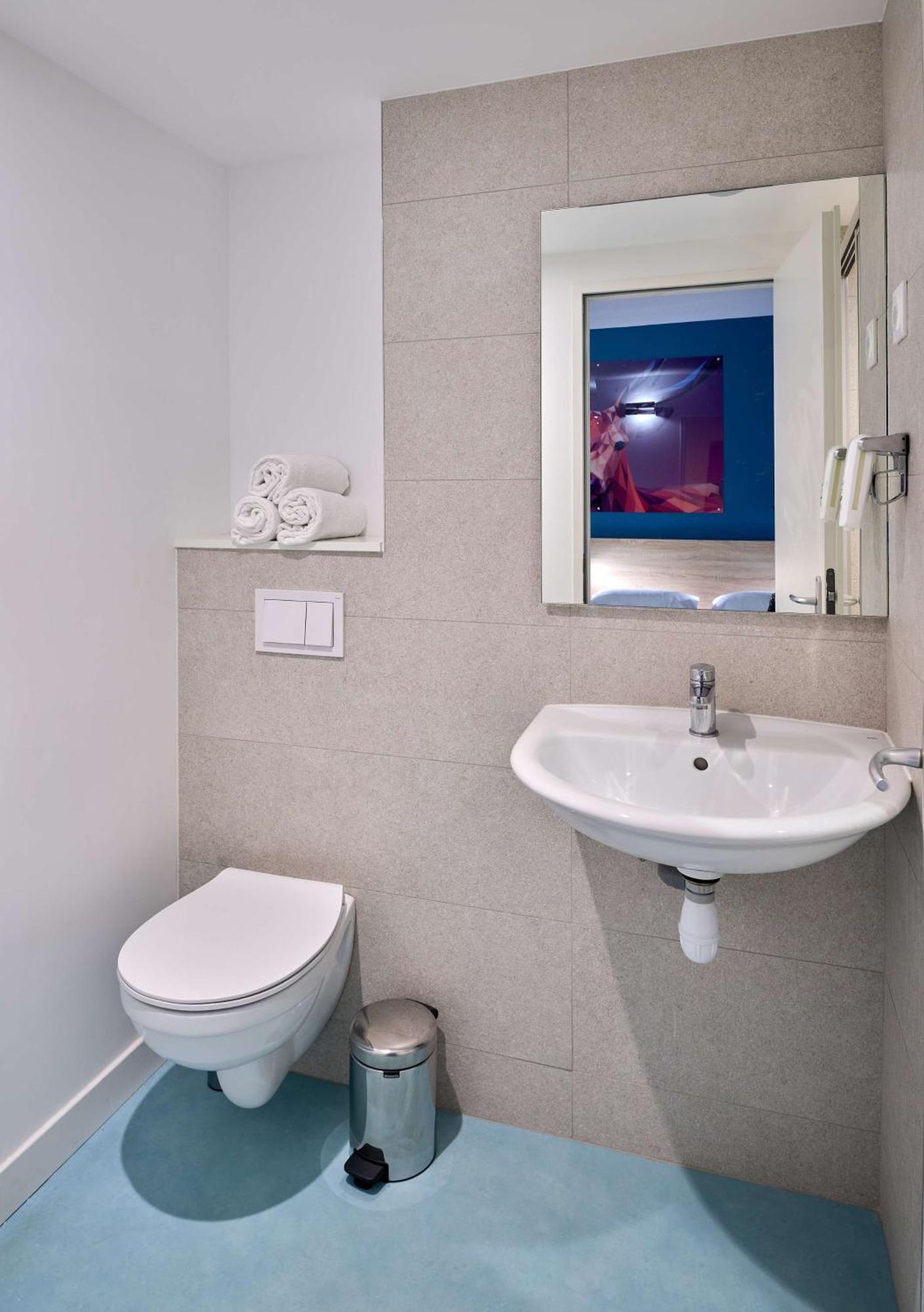 Twin Room 2 Simple Beds Wifi Air-Co Shower