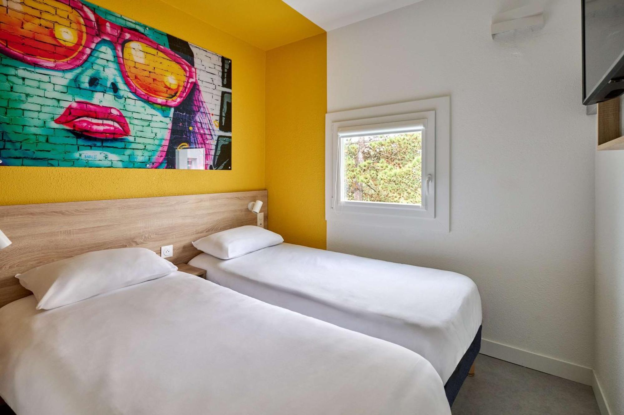 Twin Room 2 Simple Beds Wifi Air-Co Shower