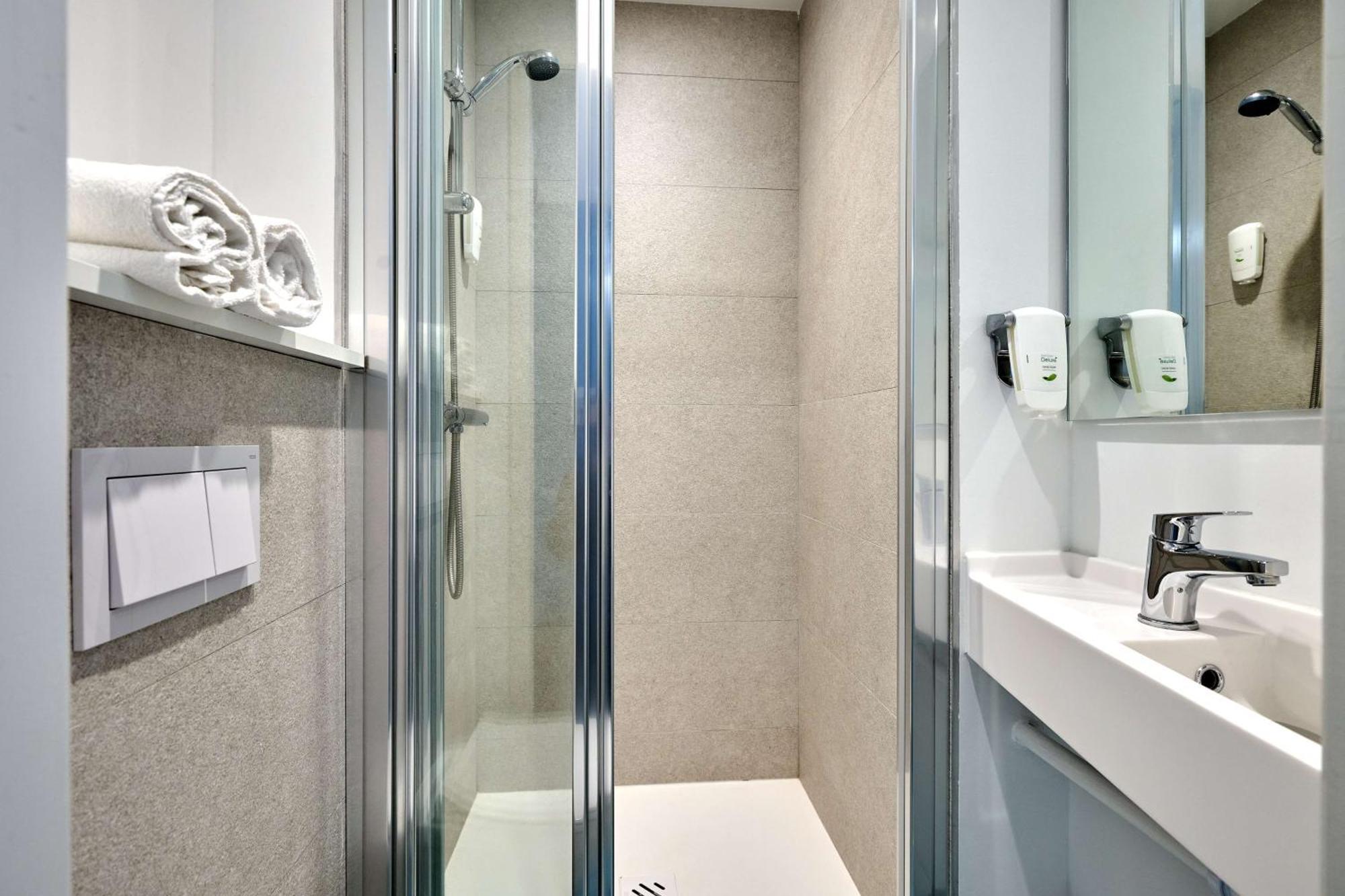 Twin Room 2 Simple Beds Wifi Air-Co Shower