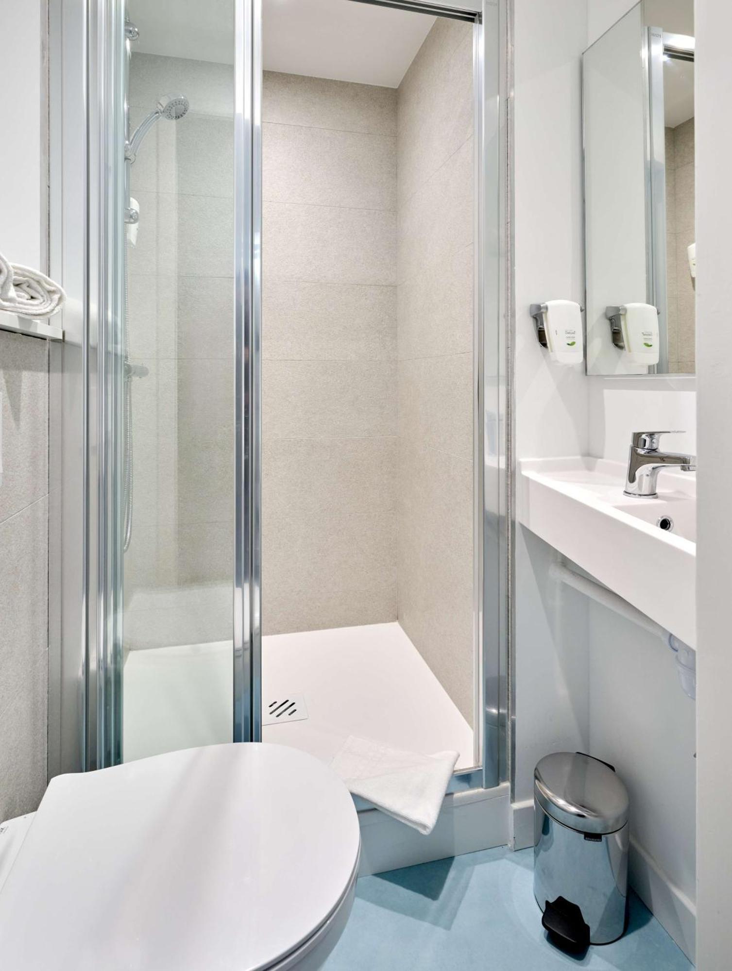 Standard Room 1 Double Bed Wifi Air-Co Shower