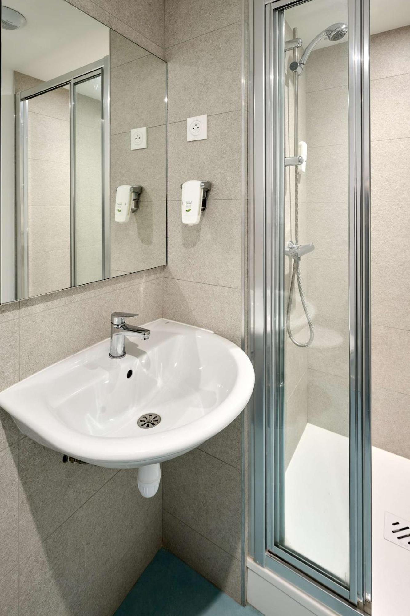 Twin Room 2 Simple Beds Wifi Air-Co Shower