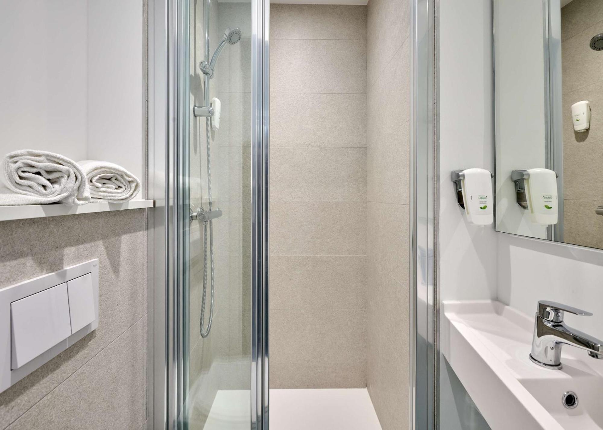 Standard Room 1 Double Bed Wifi Air-Co Shower
