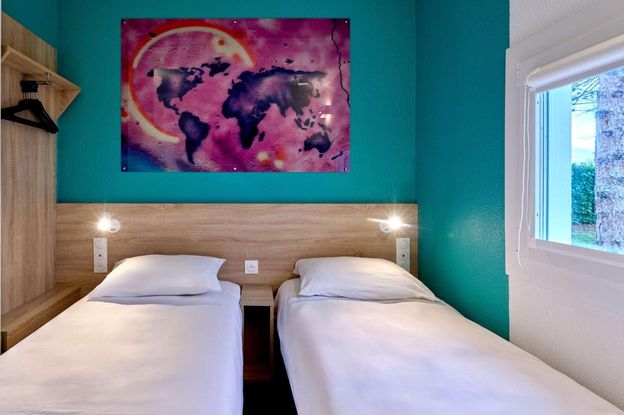 Twin Room 2 Simple Beds Wifi Air-Co Shower
