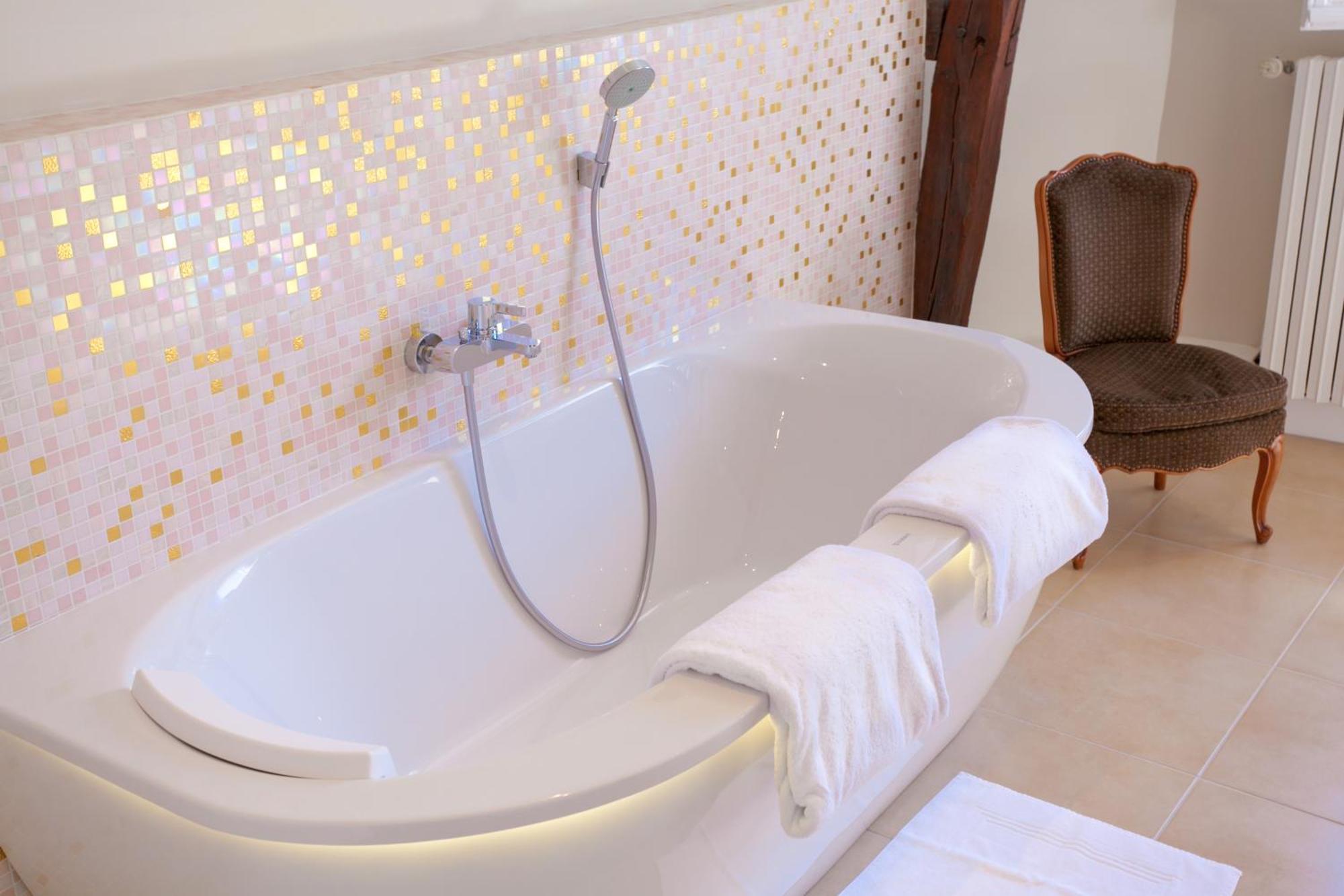 Deluxe Double Room with Bath,1519598380:JPEG