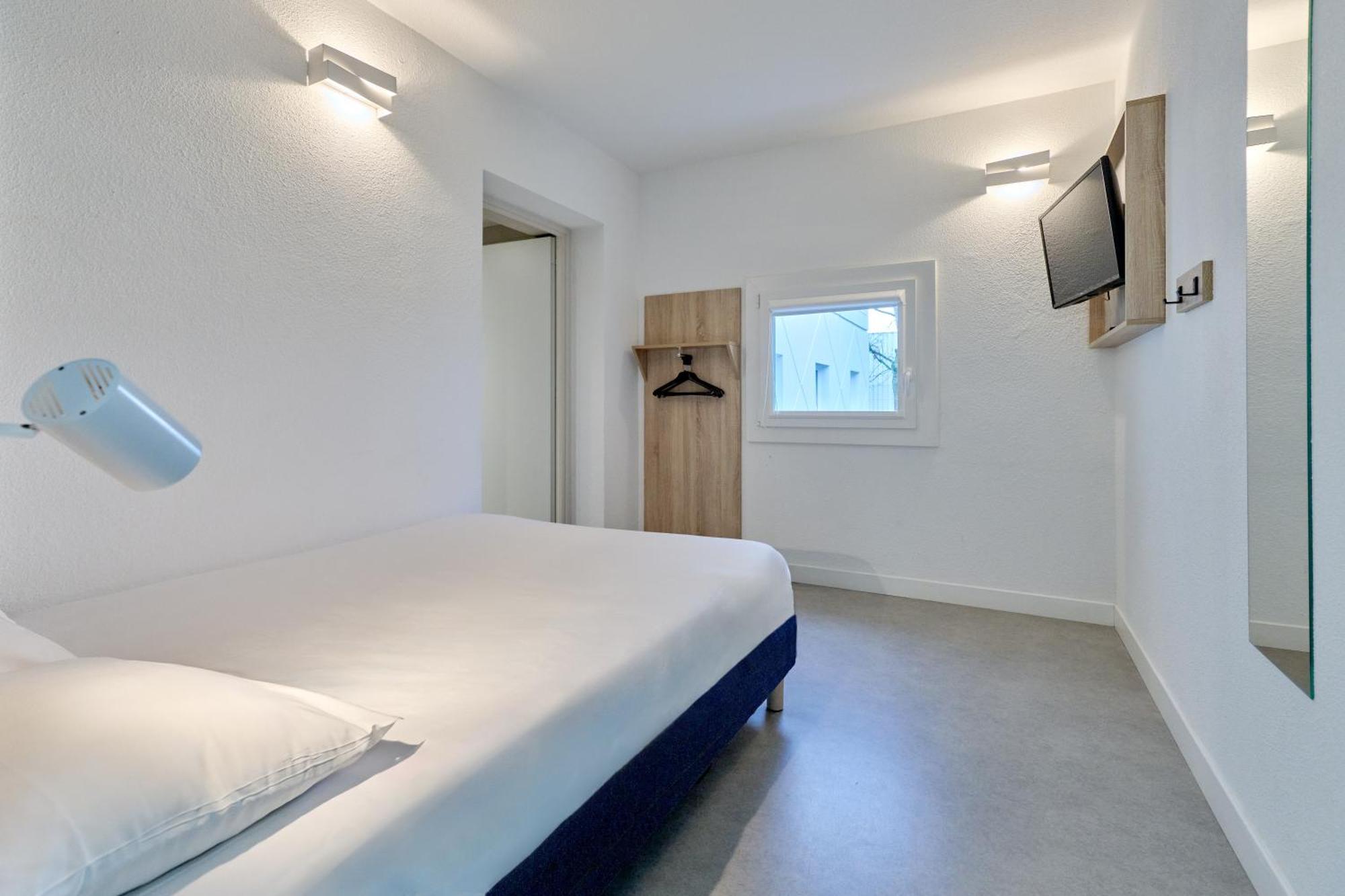 Standard Room 1 Double Bed Wifi Air-Co Shower