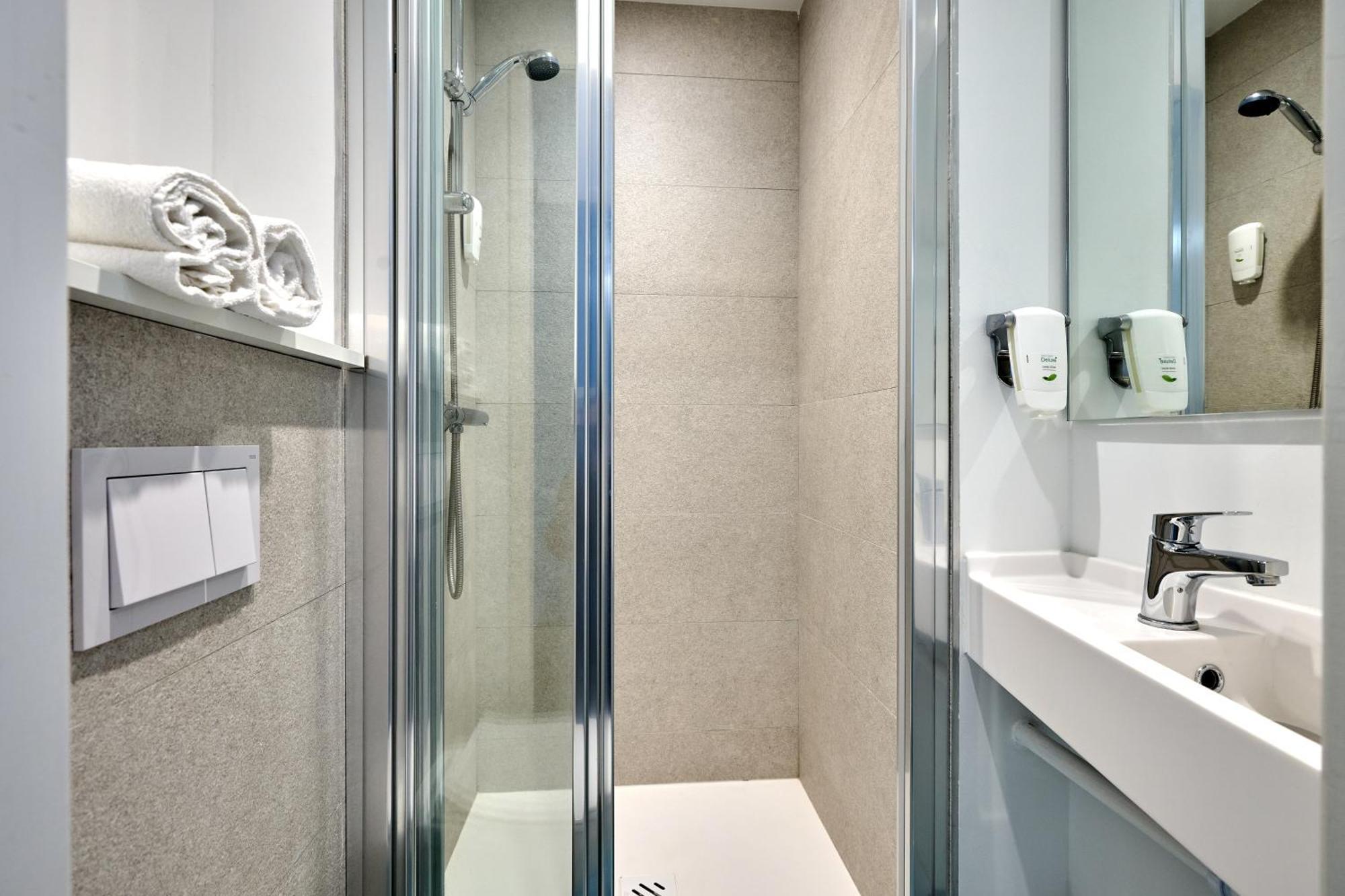 Standard Room 1 Double Bed Wifi Air-Co Shower