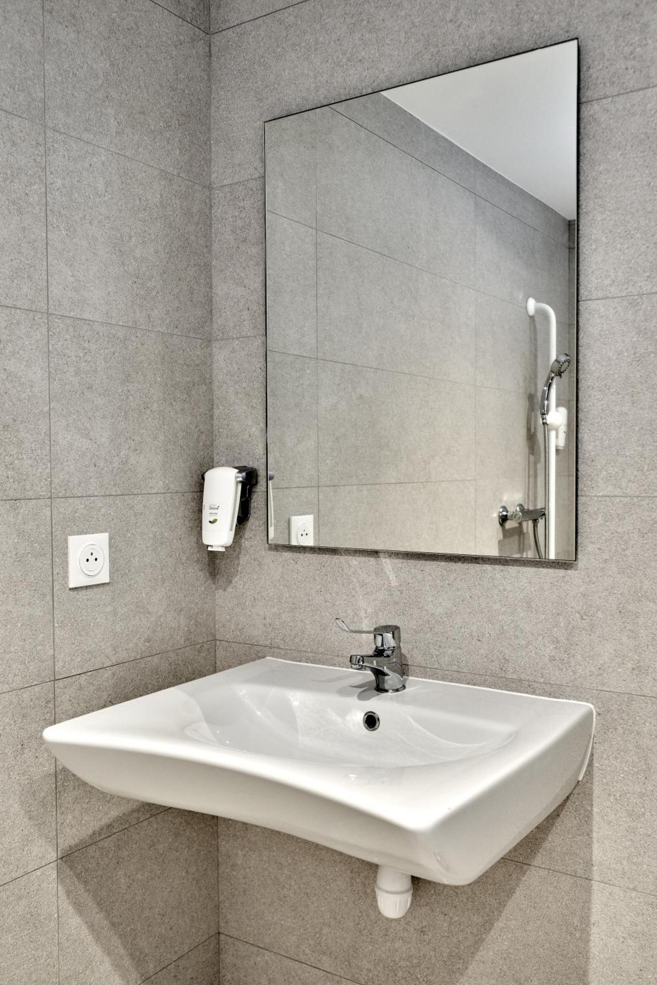 Standard Room 1 Double Bed Wifi Air-Co Shower