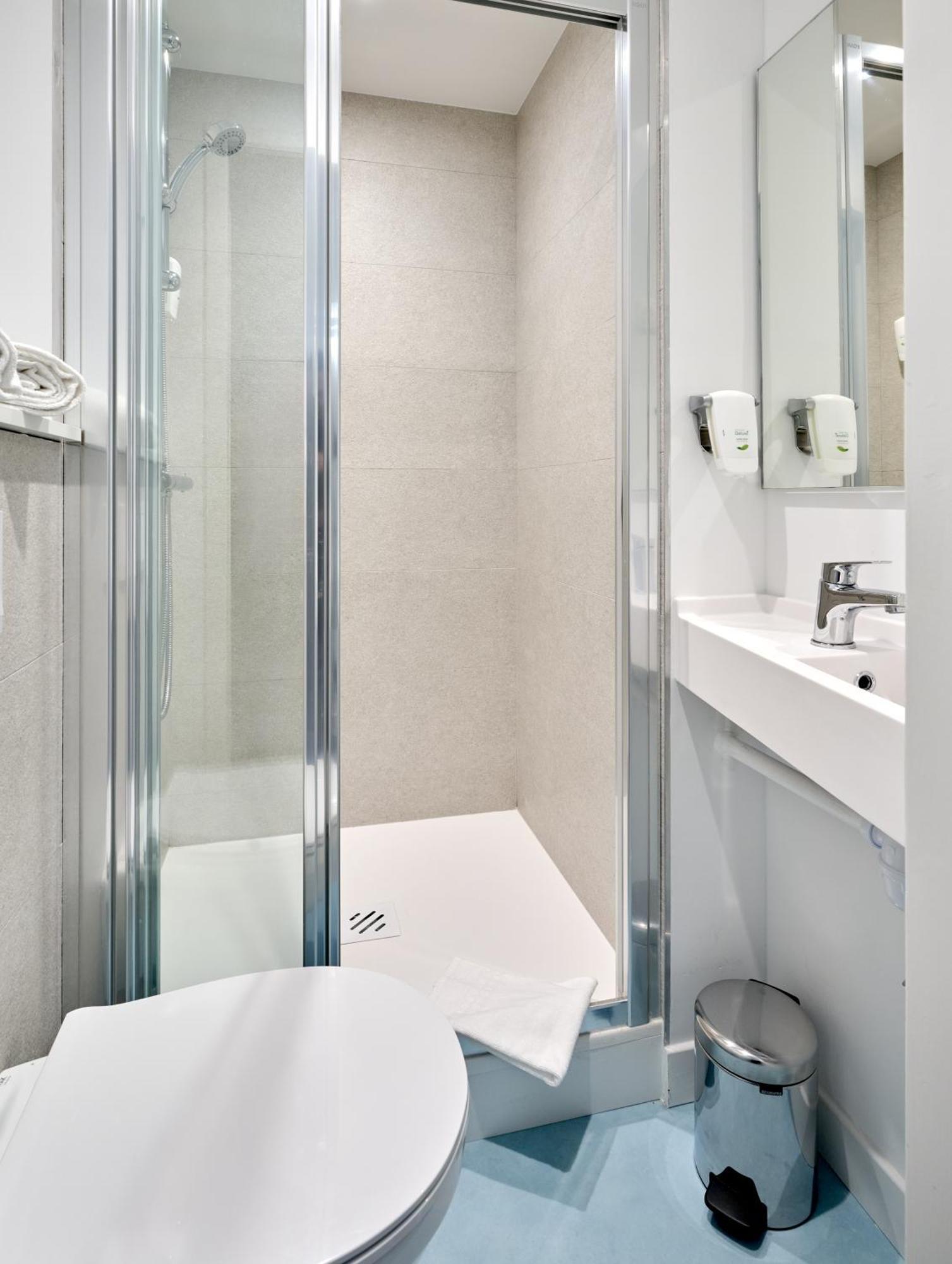 Twin Room 2 Simple Beds Wifi Air-Co Shower