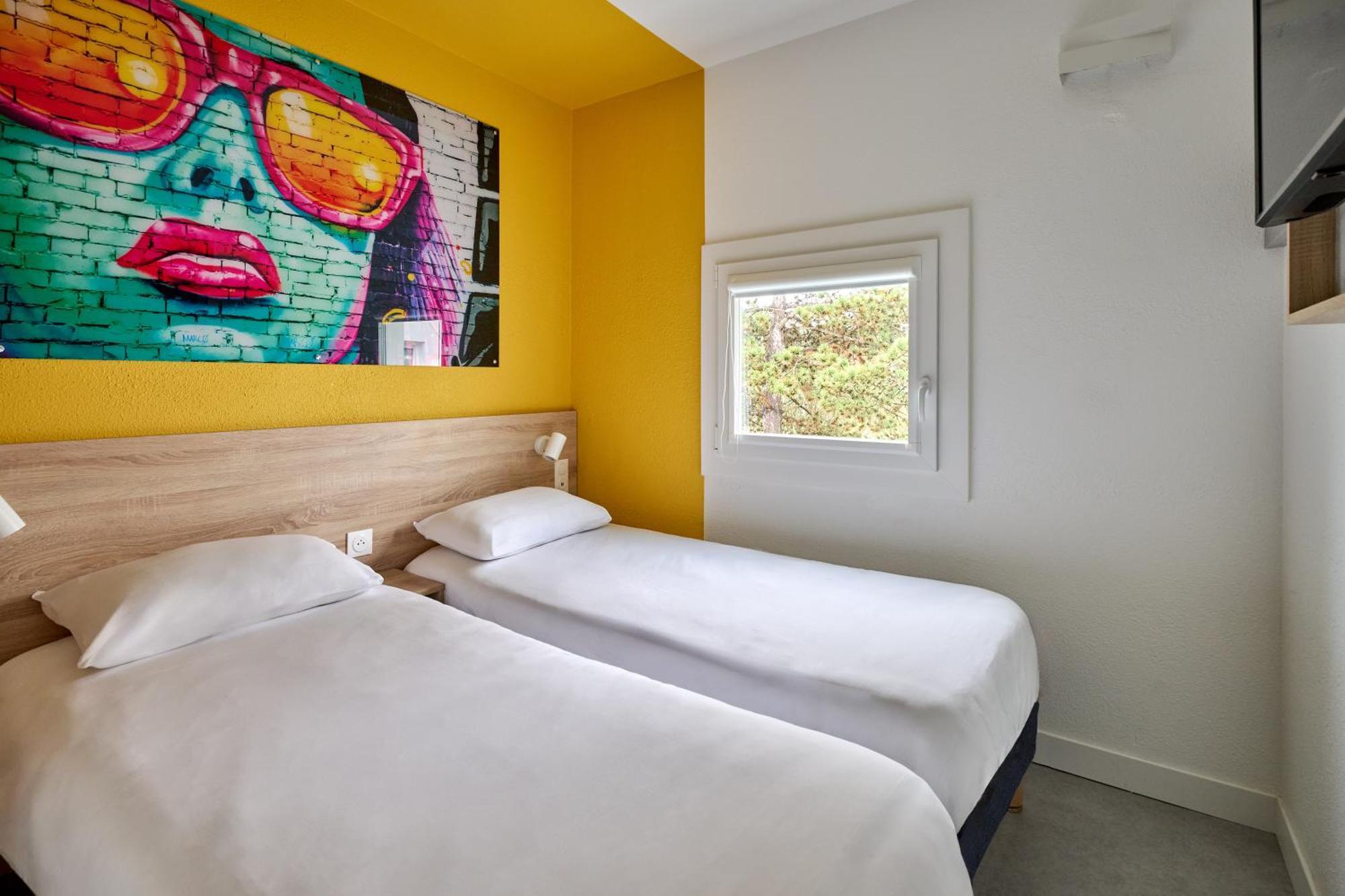 Twin Room 2 Simple Beds Wifi Air-Co Shower