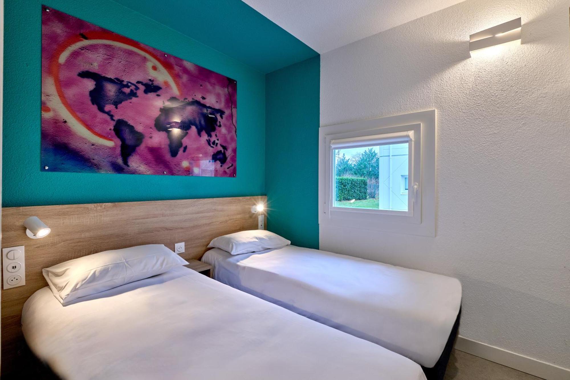 Twin Room 2 Simple Beds Wifi Air-Co Shower