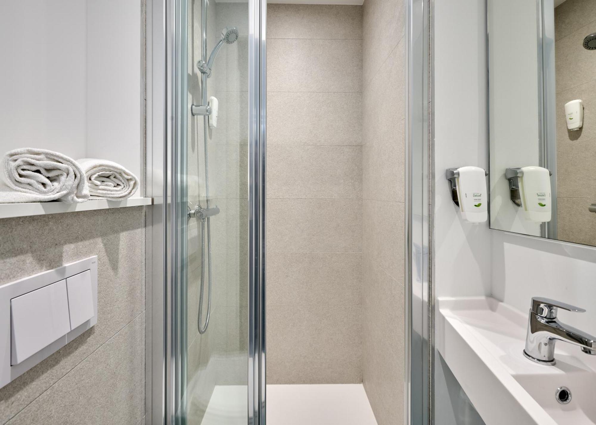 Twin Room 2 Simple Beds Wifi Air-Co Shower