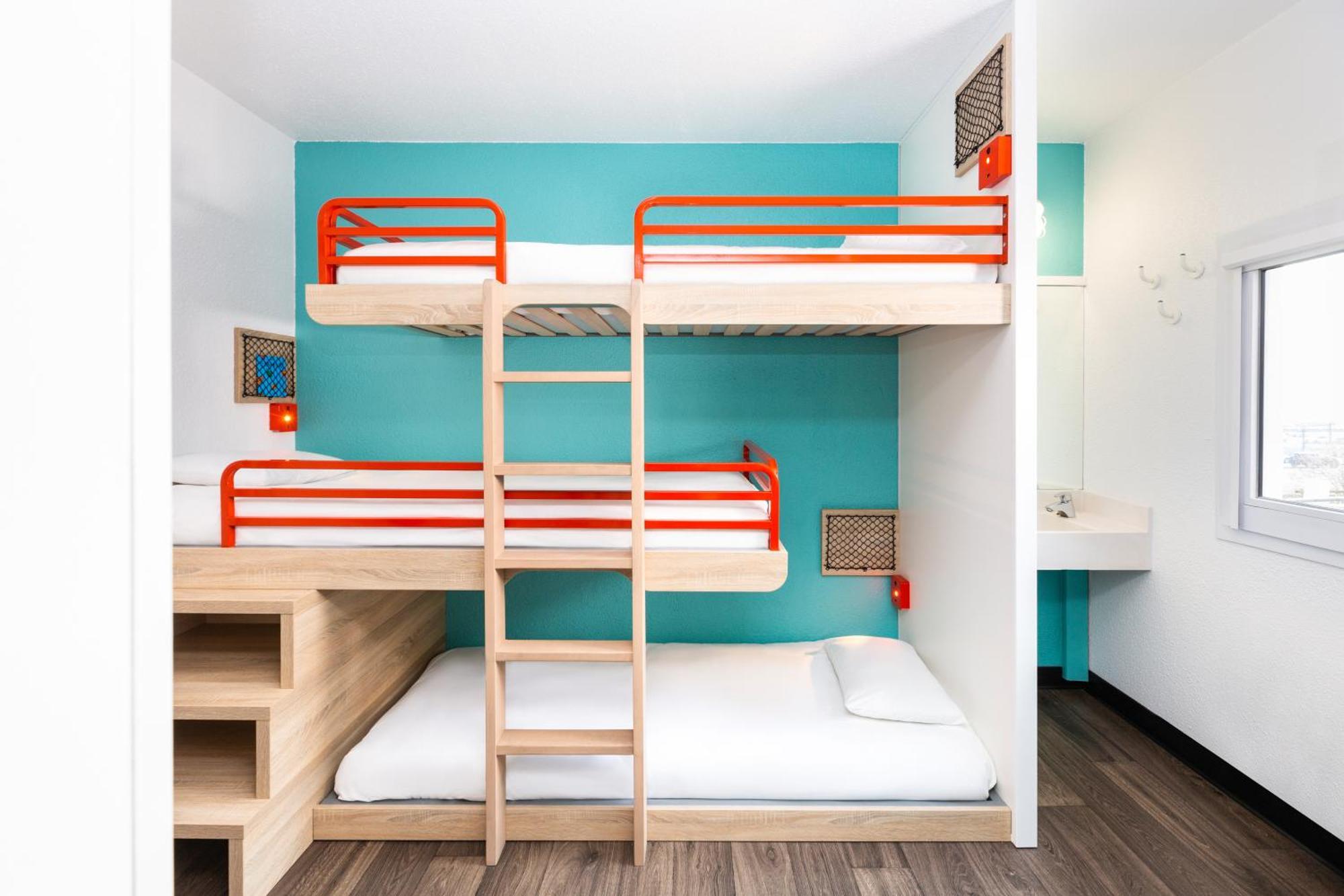 Dormitorio con 6 Letti e Bagno in Comune