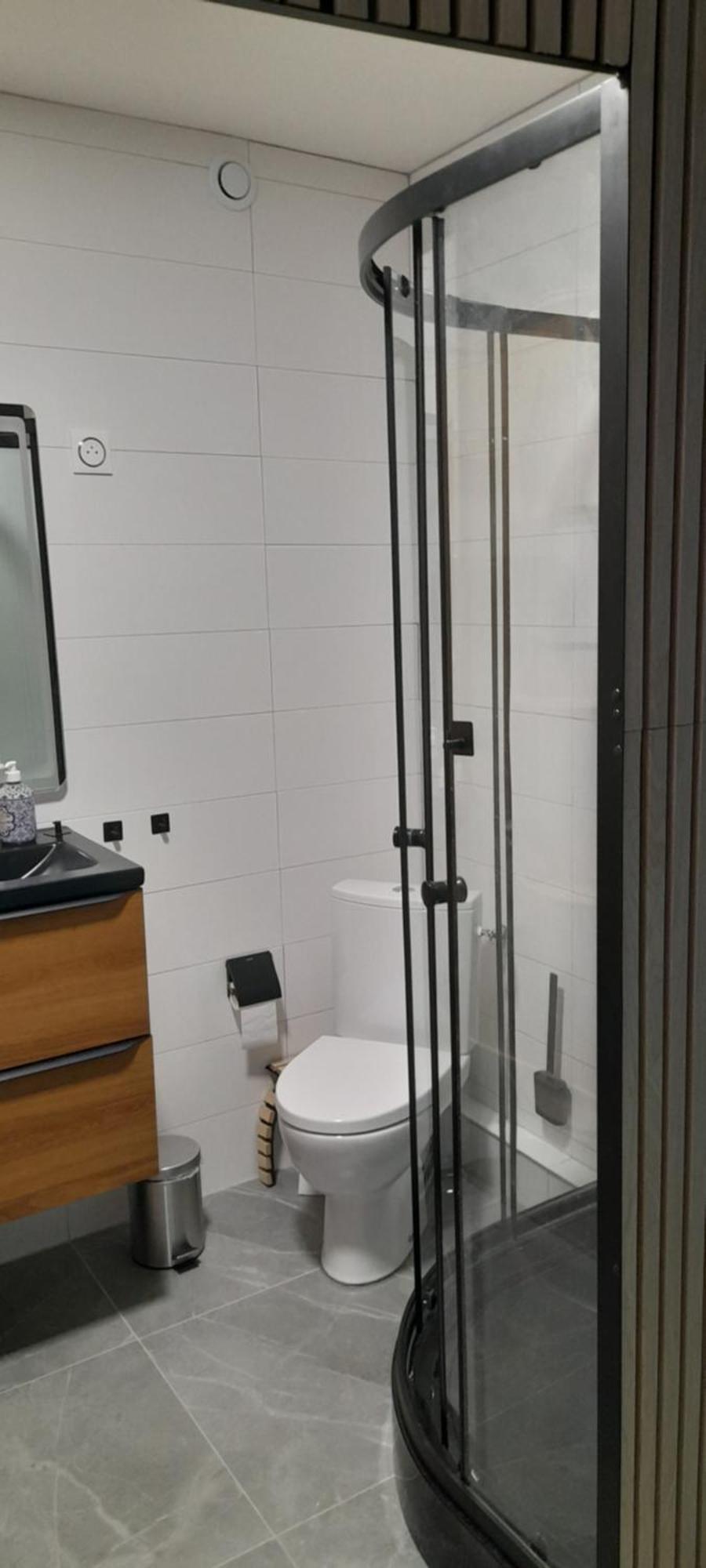 Deluxe Double Room Shower