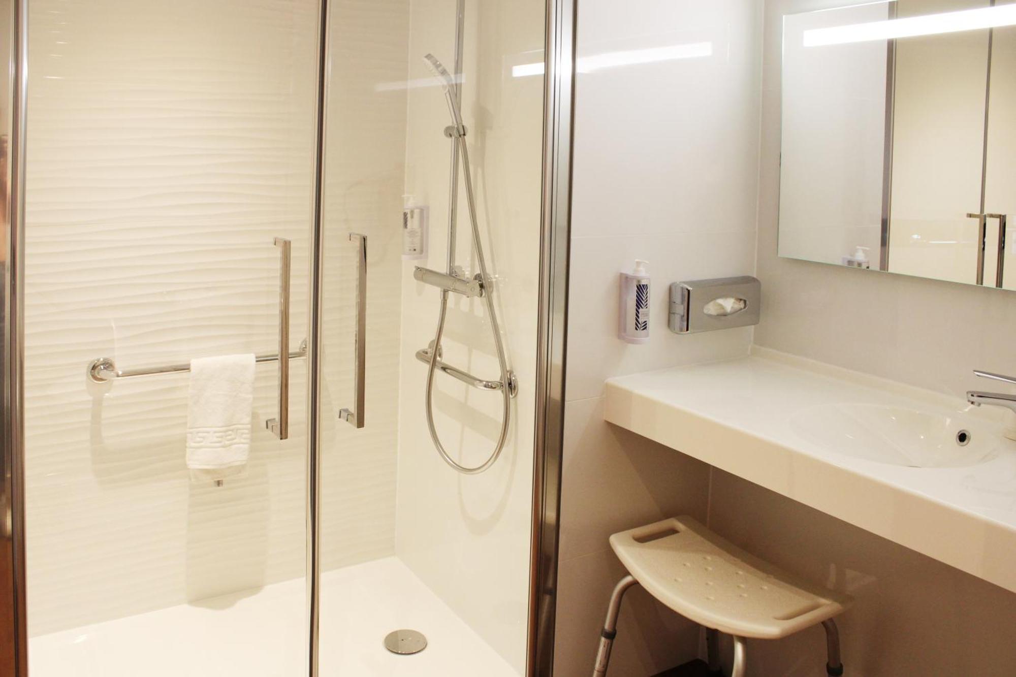 Chambre Double Accessible aux Personnes à Mobilité Réduite