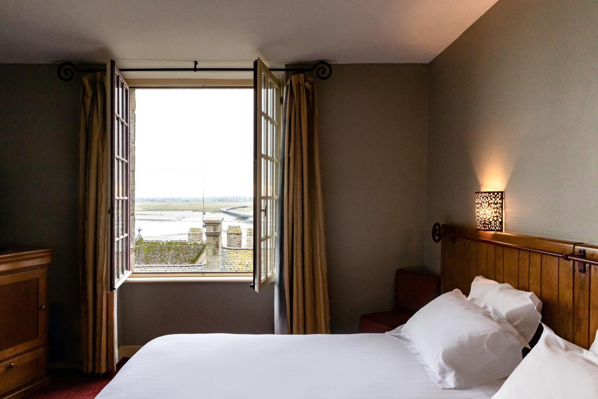 Double or Twin Room Bay Mont-Saint-Michel View Red House