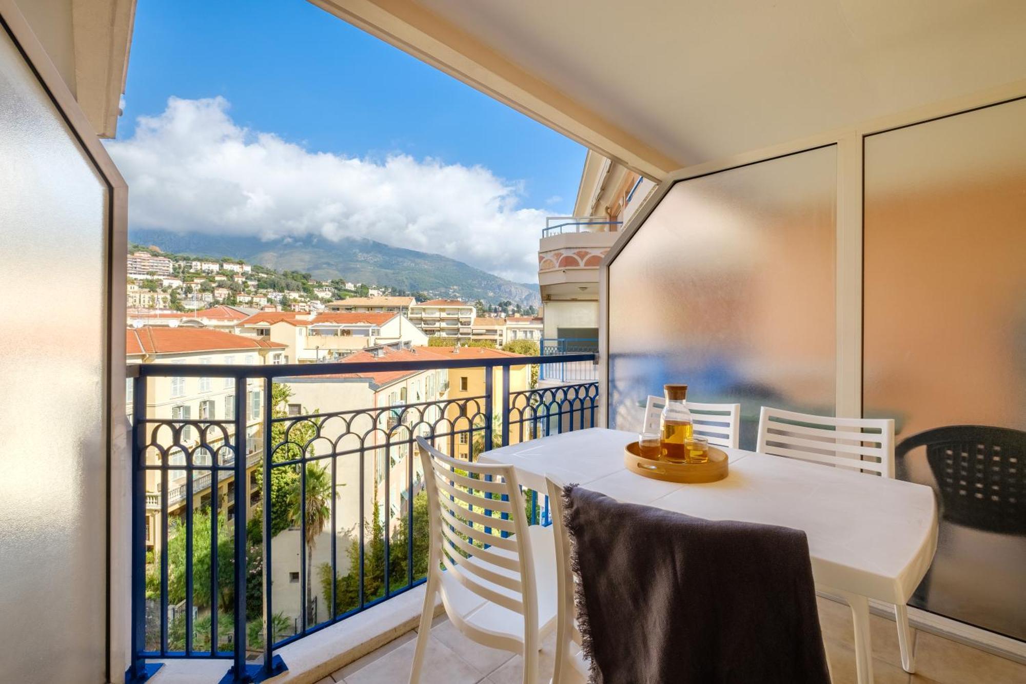 One-Bedroom Apartment Air Conditioning Balcony
