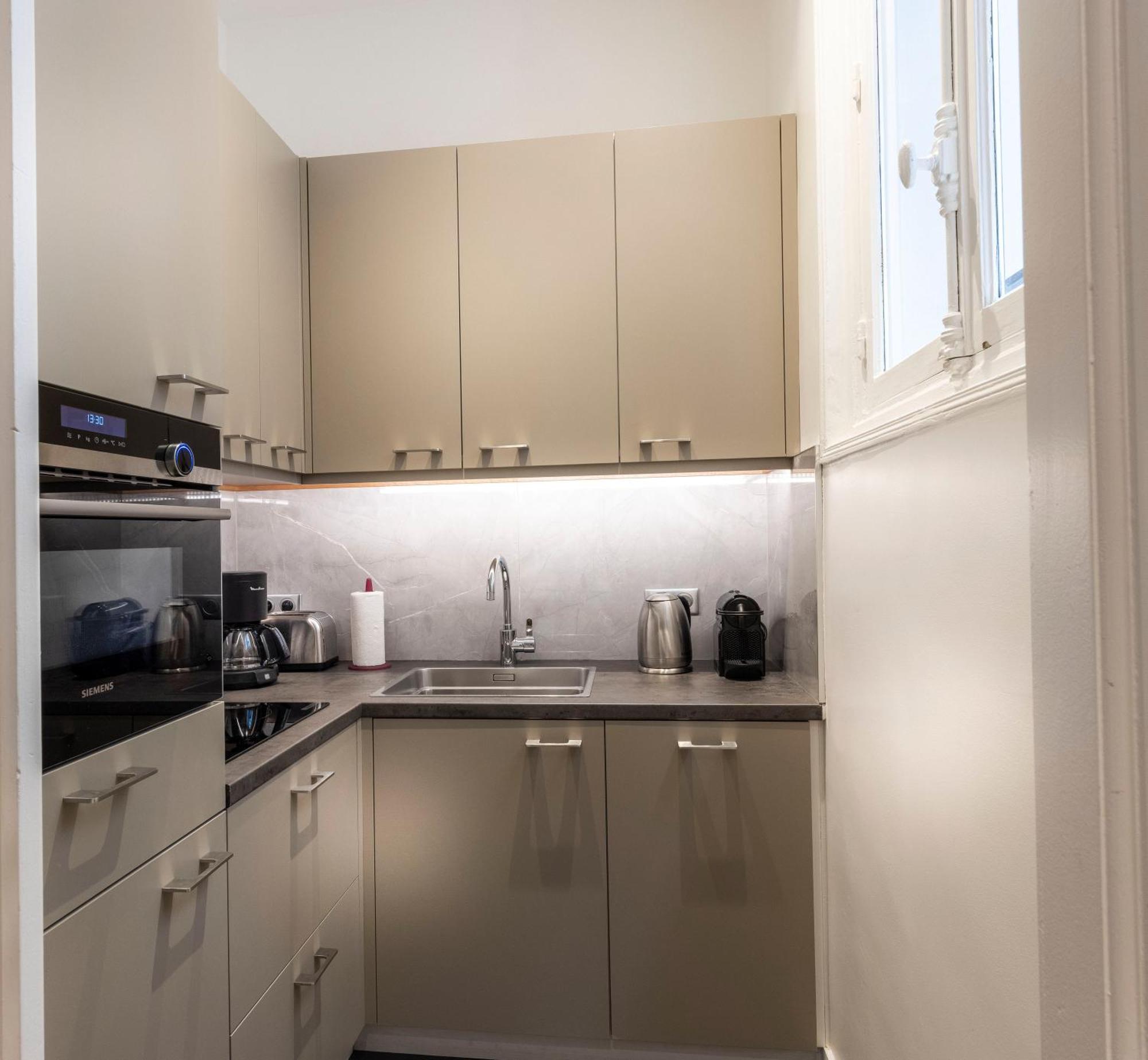 Classic One-Bedroom Apartment - Courtyard View,1546253107:JPEG